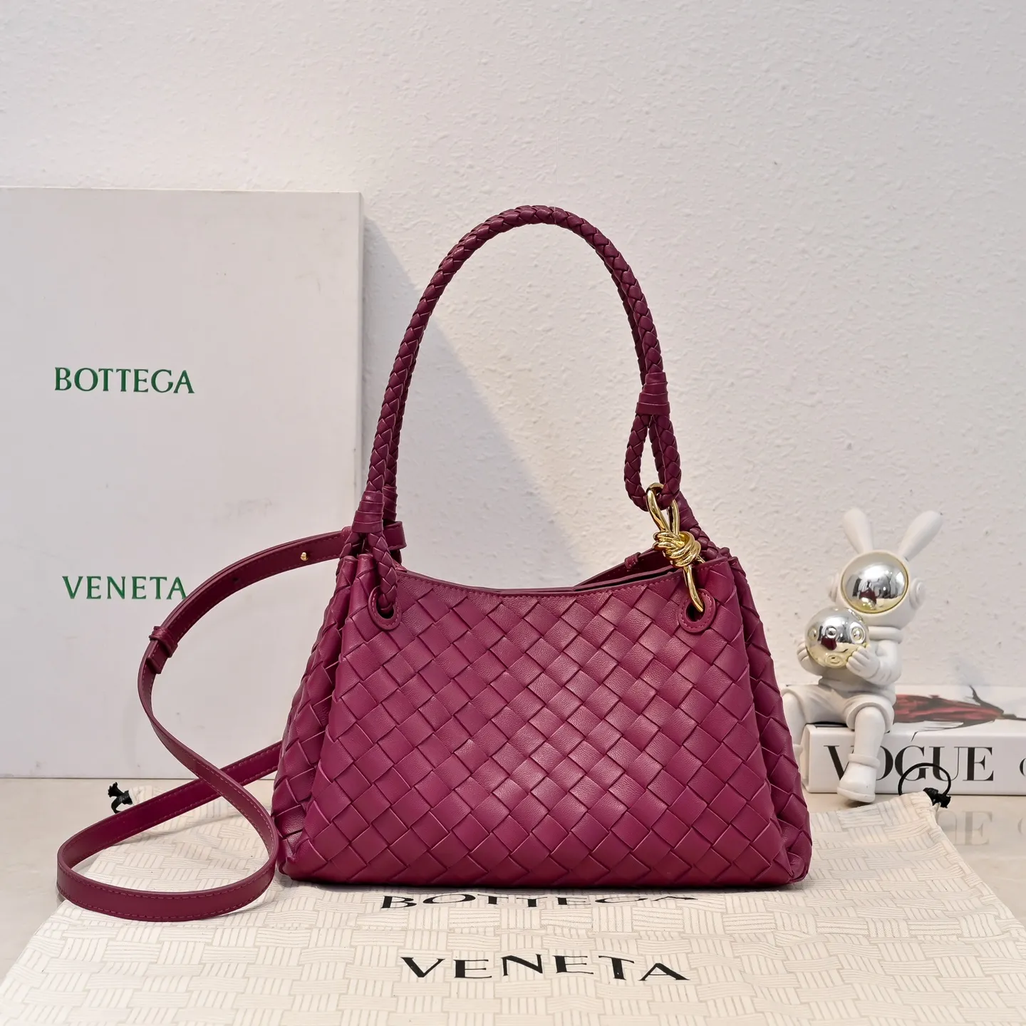 Batch 2060 BOTTEGA VENETA 2025 Autumn New Product Medium Parachuta The long-awaited new medium parachuta is here, with a unique appearance and iconic metal knots, and a whole piece of leather folds the four corners into a parachute shape! The exquisite Knot metal buckle is like putting jewelry on a bag. It is high-end and elegant. Its super capacity can hold all your things! The overall effect of this bag is very different from before. It is neither too delicate to provide a large capacity nor too bulky because of its practicality. It simply provides a perfectly suitable bag for casual and simple people👜 Style number: 5921 Size: 29.5*18.5*17.5cm